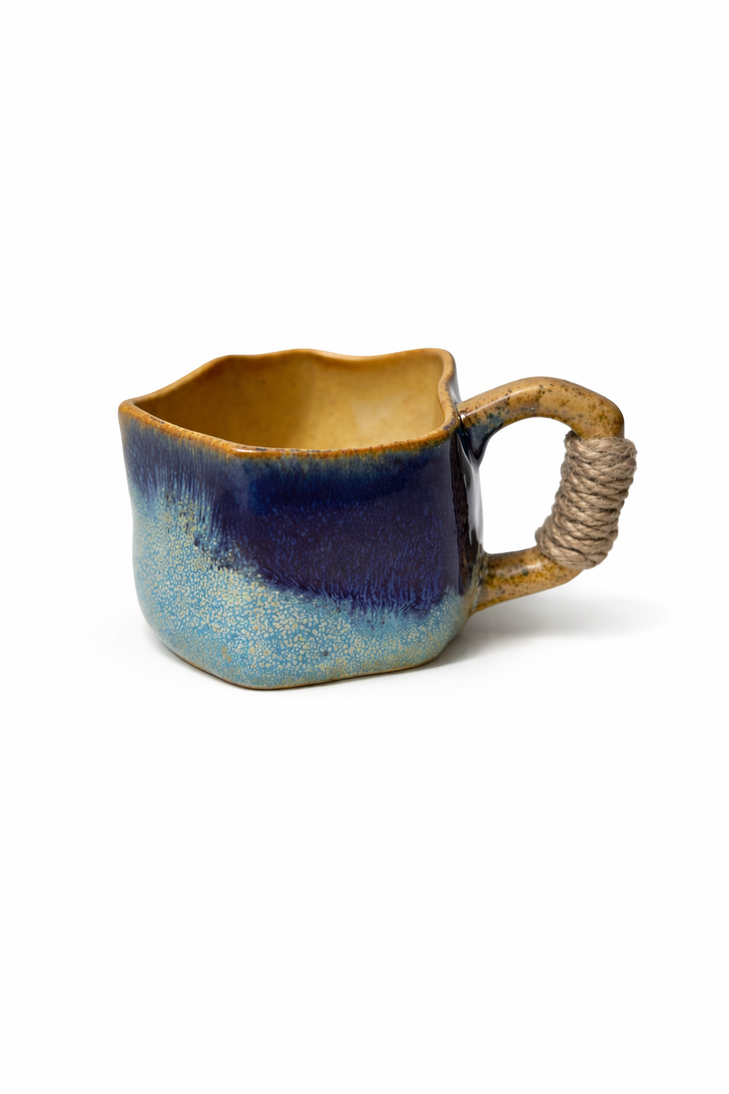 Tasse Artisanale en Céramique Bleu & Ocre – Anse Enveloppée de Corde